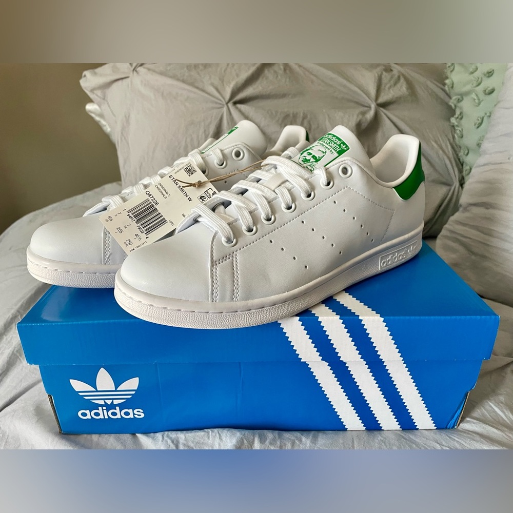 Brand new never worn Womans Stan Smith Adidas sneakers size 8 1/2.